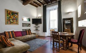 Charming Pantheon Apt In The Heart Of Rome